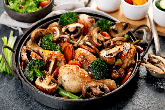 Coxa de frango assada com cogumelos e legumes