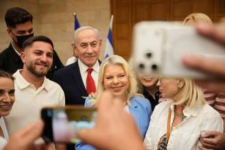 Apoiadores tiram fotos com Netanyahu e com sua esposa, Sara, durante as primárias do Likud