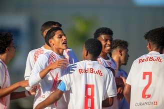 Jogadores do time sub-17 do Red Bull Bragantino. 