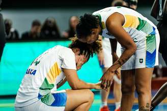 Seleção brasileira feminina de basquete em quadra pelo Torneio Qualificatório ao Pré-Olímpico