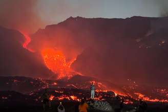 Turistas posam para foto no Monte Etna, no sul da Itália