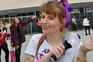 Liana posa na entrada de arena para assistir BTS em Berlim