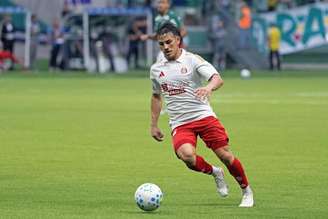 Alexandro Bernabei (Internacional) durante jogo contra o Palmeiras. 