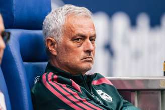 Mourinho fica com o olho roxo após levar bolada que quebrou seu óculos durante treinamento do Real Madrid.