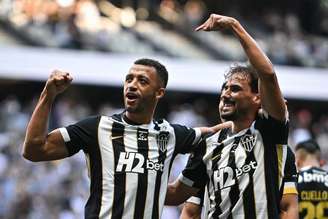 Victor Hugo e Igor Gomes celebram um dos gols da vitória sobre o Grêmio 
