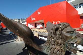 Estátua de Leão diante do Palácio do Cinema, que recebe todos os anos o Festival de Veneza