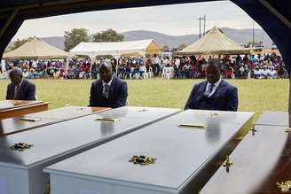 Funeral de vítimas de naufrágio no Lago Kariba, no Zimbábue
