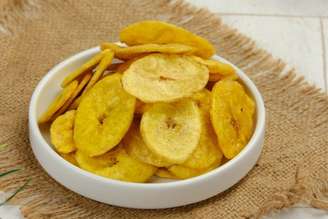 Chips de banana no micro-ondas.