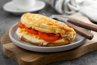 Omelete recheada com queijo e tomate.