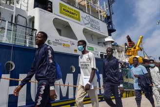 Solicitantes de refúgio resgatados no Mediterrâneo desembarcam em Ravenna, na Itália