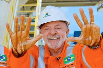 Lula durante visita a navio-sonda da Petrobras