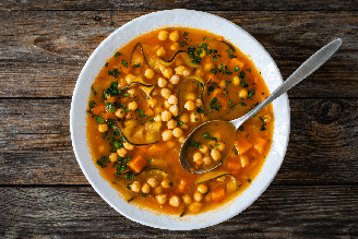 Sopa de grão-de-bico com cenoura e abobrinha