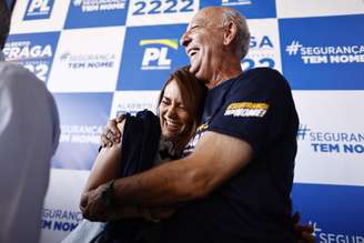 A ex-primeira-dama Michelle Bolsonaro (c), candidata do PL ao Senado pelo Distrito Federal, participa de um ato político em Vicente Pires, em apoio à candidatura de Alberto Fraga (PL), nesta terça-feira, 18 de agosto de 2026. No mesmo palanque, esteve o ex- governador José Roberto Arruda, candidato ao Governo do Distrito Federal