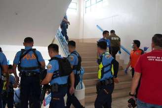 Militares e policiais são vistos na escola após um tiroteio no campus da Escola Secundária Universitária Ateneo de Zamboanga, na cidade de Zamboanga, Filipinas, em 18 de agosto de 2026