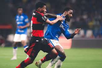 Gerson disputa bola com Plata em Cruzeiro x Flamengo