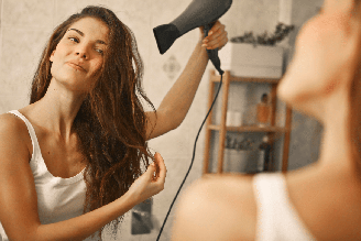 Calor excessivo, tração e químicas realizadas em intervalos curtos são alguns dos hábitos que podem comprometer a estrutura dos fios