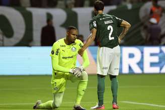Alexander Barboza do Palmeiras ajuda o companheiro de equipe Carlos Miguel a se levantar durante a partida da CONMEBOL Libertadores entre Palmeiras e Cerro Porteño no Allianz Parque em 12 de agosto de 2026 em São Paulo, Brasil. (Foto de Alexandre Schneider/Getty Images)