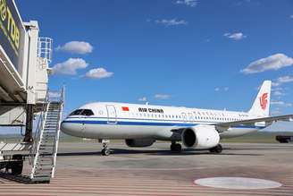 A China passou anos desenvolvendo uma aeronave para desafiar a Airbus e a Boeing; o C919 acaba de inaugurar sua primeira rota internacional
