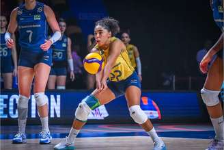 Marcelle, líbero do Brasil, em quadra na final da Liga das Nações de vôlei feminino, contra a Turquia