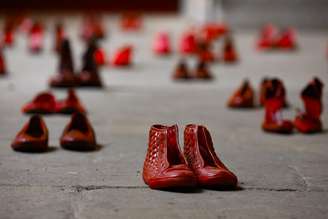 Sapatos vermelhos em Roma simbolizam vítimas de feminicídio na Itália