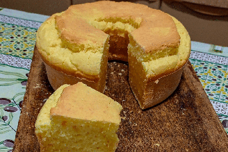 Essa receita une a textura macia de um bolo caseiro ao gostinho irresistível do pão de queijo