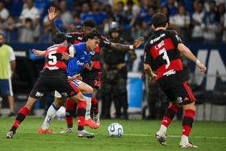 Jogadores de Flamengo e Cruzeiro em empate no Mineirão, pela ida das oitavas de final da Libertadores - 