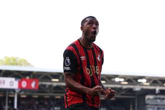 Rayan comemora primeiro gol pelo Bournemouth, contra o Fulham, na Premier League 