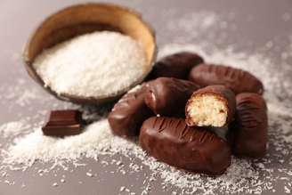 bombom fit de chocolate com 3 ingredientes.