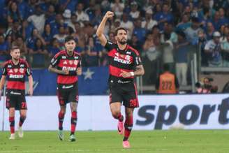 Equipe do Flamengo celebrando gol de Lucas Paquetá contra o Cruzeiro. 