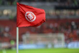 Bandeira de escanteio com o escudo do Internacional, no Beira-Rio, em Porto Alegre - 