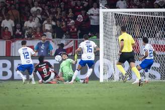 Pedro tenta a finalização, mas Otávio se agiganta e evita o gol do artilheiro do Flamengo.