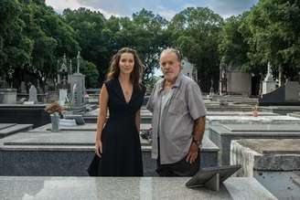 Francesca (Nathalia Dill) em encontro com Otoniel (Tony Ramos) no cemitério