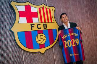 João Cancelo é oficializado como um dos cinco novos reforços do Barcelona. 