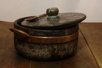 Panela de pedra-sabão