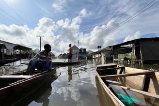 Barco naufraga no interior da Nigéria e deixa dezenas de mortos