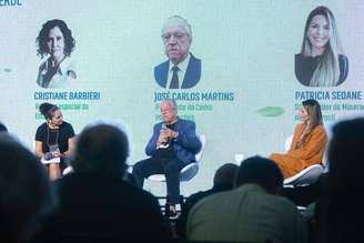 Fórum Minério Verde: Novo Rumo da Mineração Brasileira; (da esq. para dir.) Cristiane Barbieri, mediadora, José Carlos Martins, presidente do conselho de administração da Cedro, e Patricia Seoane, da PwC