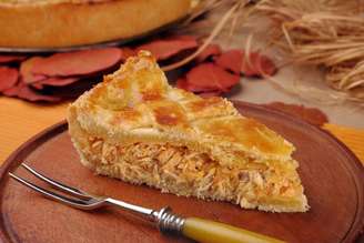Torta de frango cremosa.