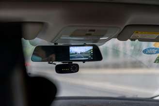 As dashcams, abreviação de dashboard cameras, são sistemas de monitoramento veicular, geralmente fixadas no para-brisa, que gravam áudio e vídeo em tempo real enquanto o automóvel está em movimento ou estacionado.