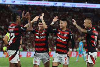 Jogadores do Flamengo celebram gol contra o Santos pelo Campeonato Brasileiro de 2025; da esquerda para a direita: Bruno Henrique, Ayrton Lucas, Luiz Araújo e Everton Cebolinha - 