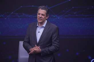 Fernando Haddad critica alinhamento de Tarcísio com Flávio Bolsonaro.