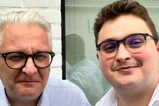 Clément Vandenkerckhove (à direita) com seu pai, o príncipe Laurent