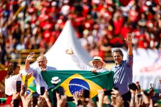 Lula ao lado de Alckmin, Haddad e Janja em evento de abertura da campanha de 2026