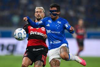 Giorgian De Arrascaeta e Matheus Henrique disputam bola em Cruzeiro x Flamengo, pelo jogo de ida das oitavas de final da Libertadores 2026 - 