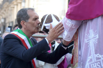 Prefeito de Catânia beija crânio de Santa Ágata durante procissão