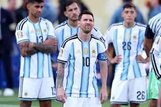 Lionel Messi (frente) e jogadores da Argentina (fundo) após derrota para a Espanha na final da Copa do Mundo - (