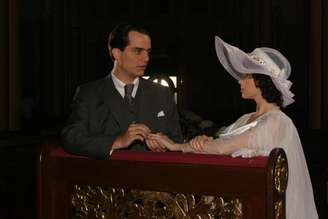 Debora Falabella e Wagner Moura em cena de casamento na minissérie 'JK '