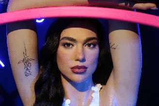 Com uma beleza que vai do natural ao marcante, Dua Lipa inspira escolhas de maquiagem que podem ser adaptadas à personalidade e às diferentes ocasiões