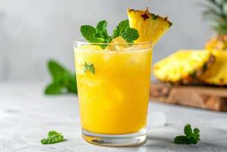 Suco de abacaxi com hortelã.