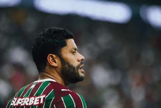 Cabeçada do atacante Hulk empatou o jogo após quicar de forma incomum e entrar no gol –