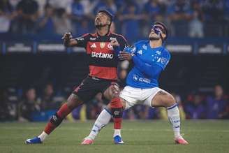 Marquinhos, do Cruzeiro, e Bruno Henrique, do Flamengo, durante partida pela Libertadores. 